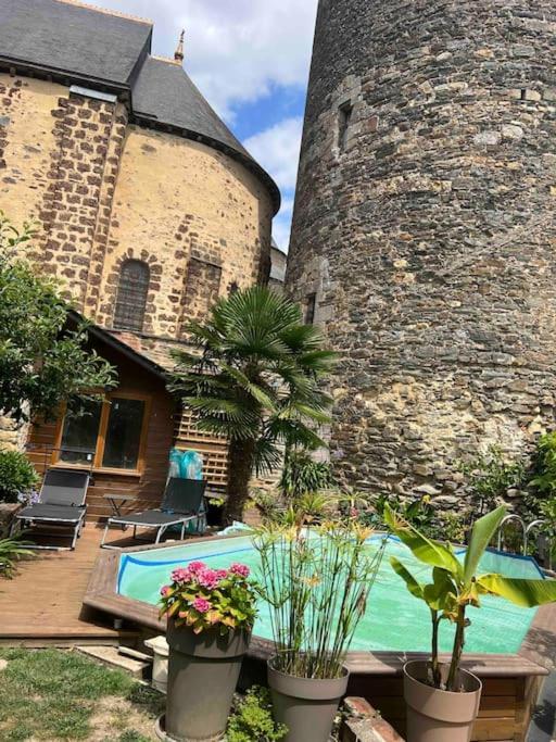 Le Saint Julien Au Coeur Du Centre Historique De Chateaugiron Exterior photo